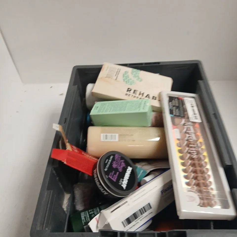 TOTE OF APPROXIMATELY 20 ASSORTED COSMETICS TO INCLUDE: CHRIS APPLETON MONEY MASQUE FOR HAIR