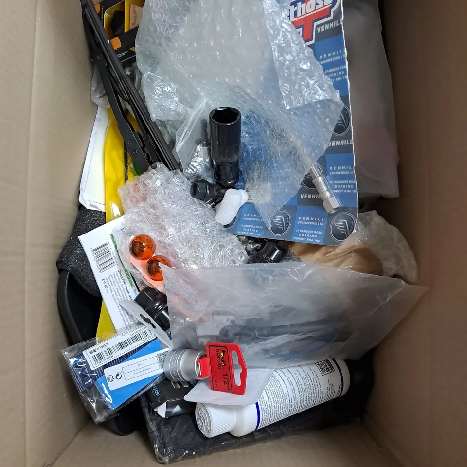 BOX OF ASSORTED CAR ACCESSORIES TO INCLUDE GREEN O RINGS - MICRO V BELT AND EXHAUST TIP  / COLLATION ONLY 
