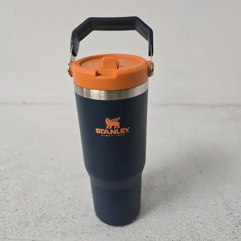 STANLEY QUENCHER H2.0 TUMBLER 30 OZ / 887 ML WITH CARRY HANDLE β NAVY BODY, ORANGE LID