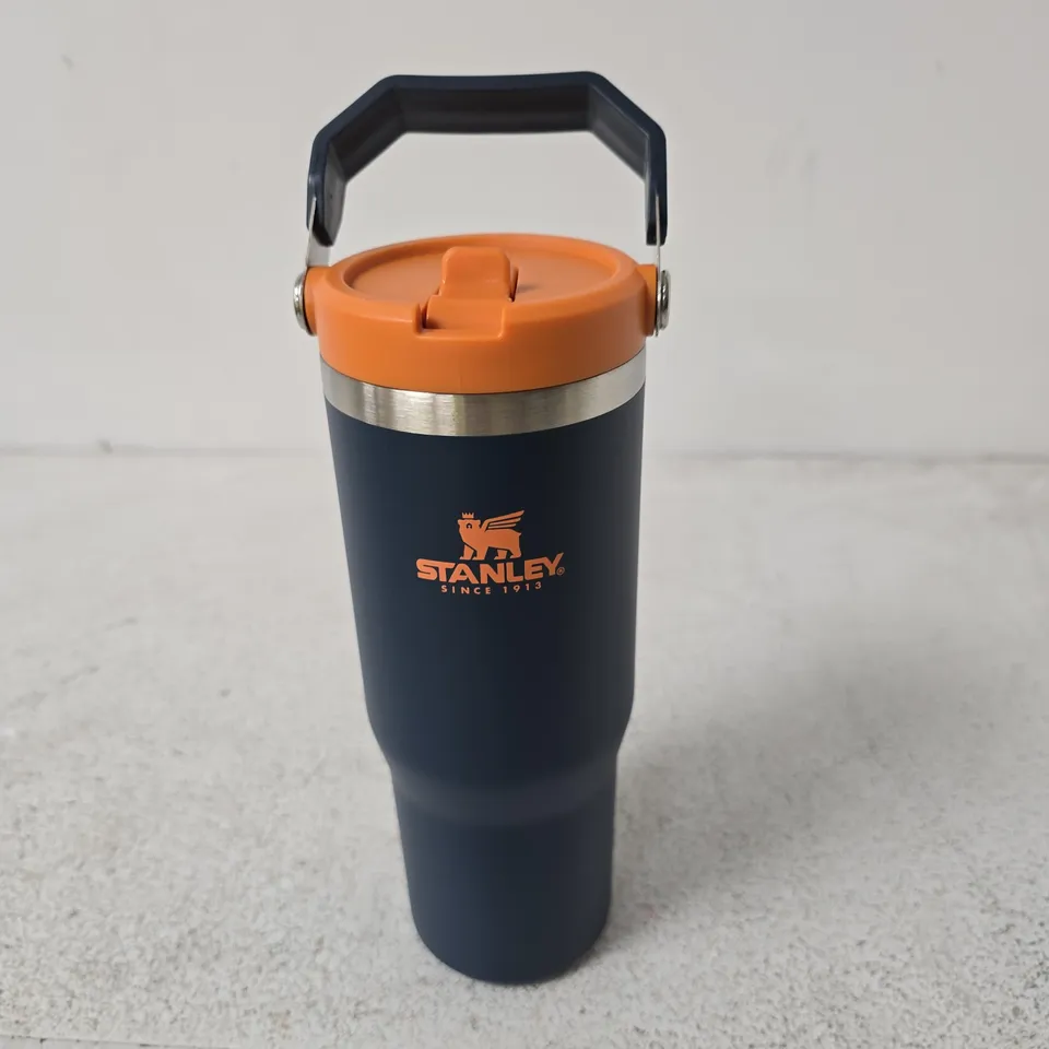 STANLEY QUENCHER H2.0 TUMBLER 30 OZ / 887 ML WITH CARRY HANDLE – NAVY BODY, ORANGE LID