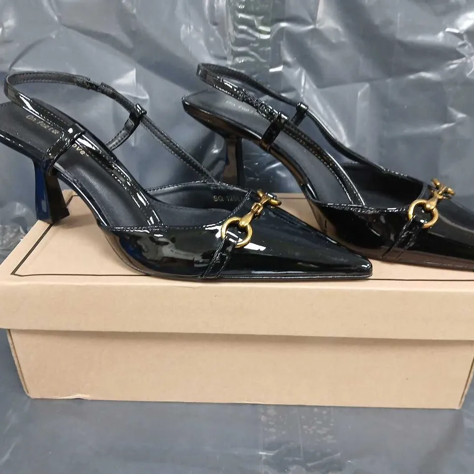 BOXED PAIR OF ON FEET & IN LOVE POINTED TOE SHOES IN BLACK W. GOLD EFFECT DETAIL SIZE EU 39