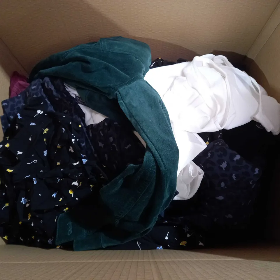BOX OF APPROX 30 ASSORTED CLOTHING ITEMS TO INCLUDE - D&CO - KIM&CO ECT