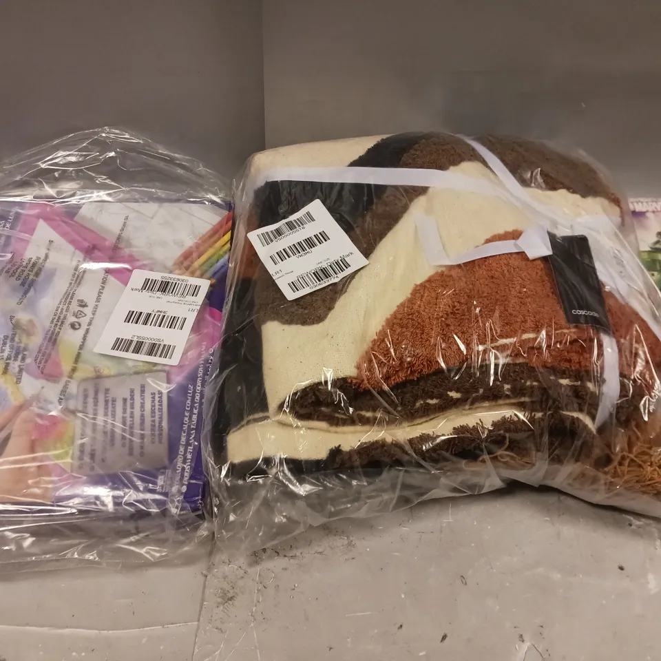 BOX OF APPROX 5 ASSORTED ITEMS TO INCLUDE - CRAYOLA LIGHT UP TRACING PAD , LEGO MARVEL HULK ,THROW ETC