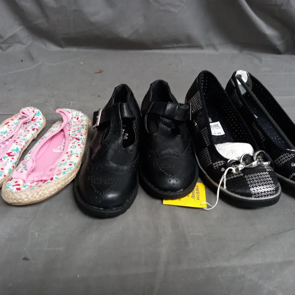 APPROXIMATELY 14 ASSORTED KIDS PAIRS OF SHOES IN VARIOUS COLOURS, STYLES, AND SIZES