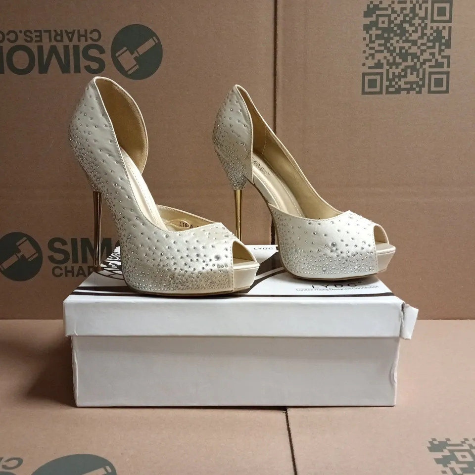 BOXED PAIR OF LYDC PEEP TOE STILETTO HEELS IN IVORY SATIN W. DIAMANTE EFFECT SIZE 5
