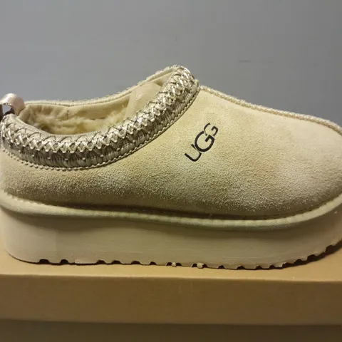 BOXED PAIR OF UGG WOMENS TAZZ SLIPPERS IN SAND - UK 3