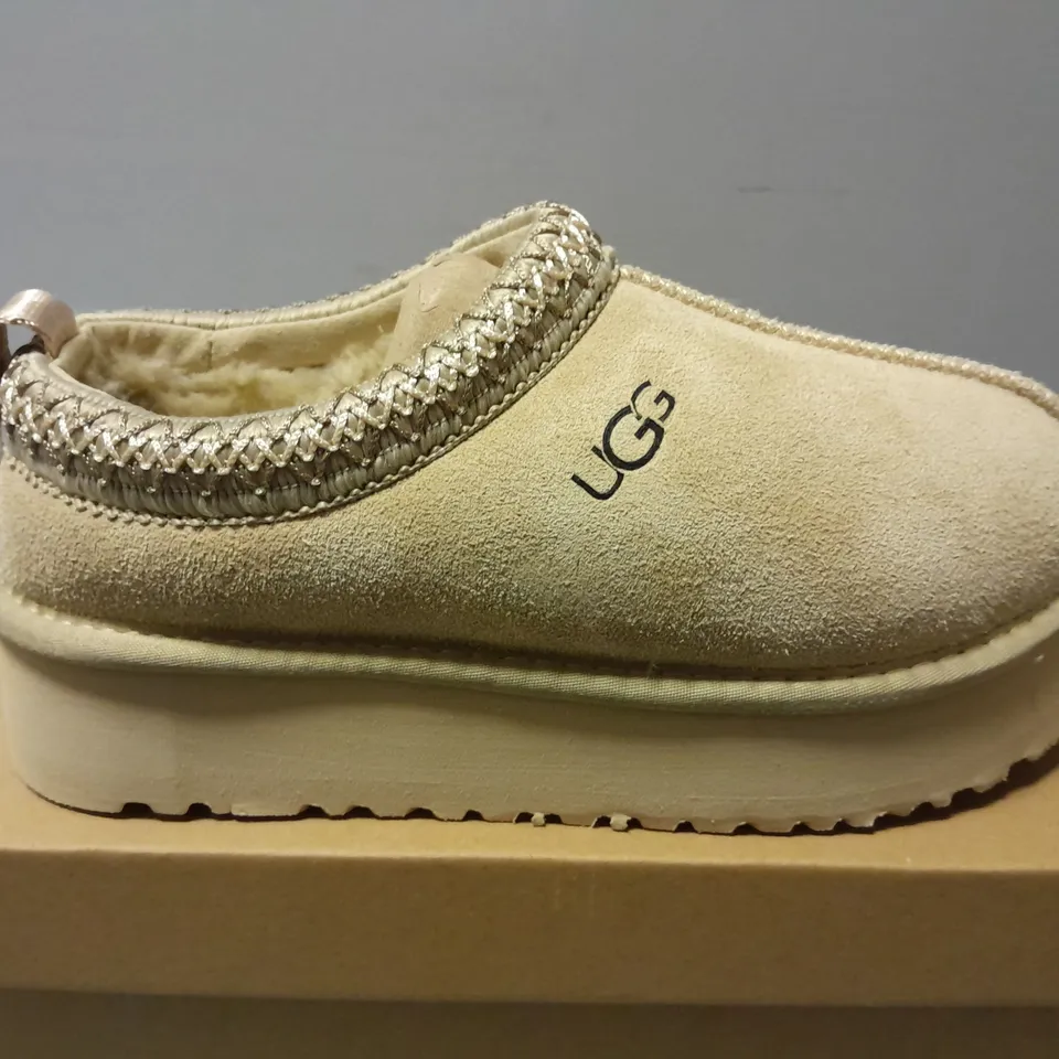 BOXED PAIR OF UGG WOMENS TAZZ SLIPPERS IN SAND - UK 3