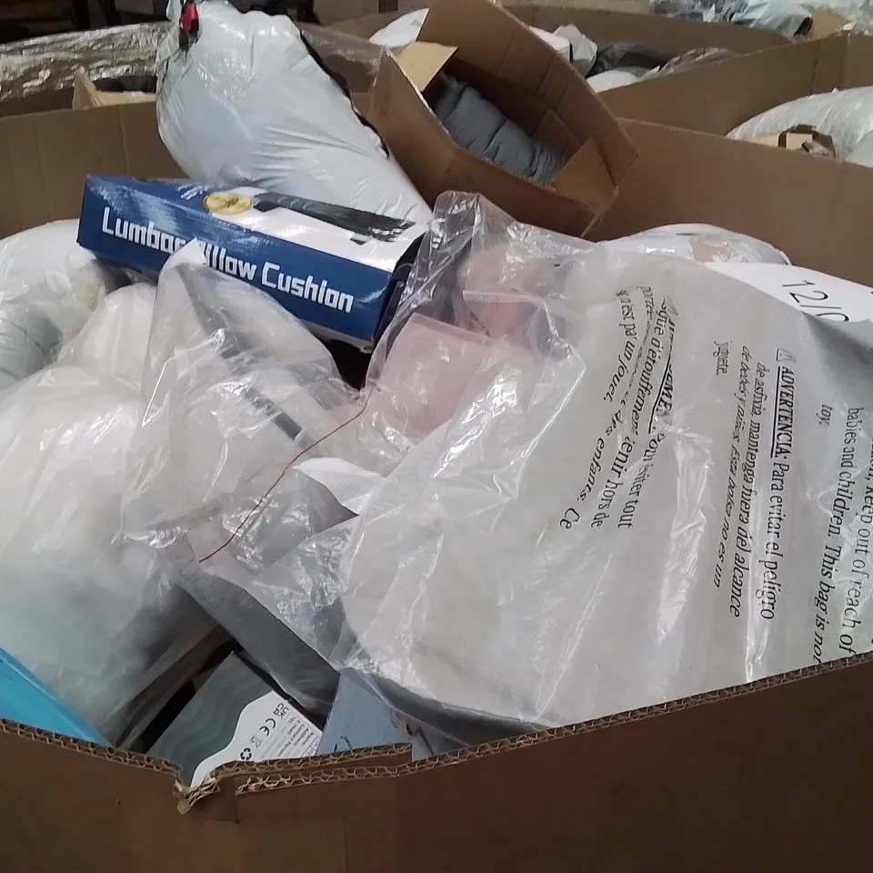PALLET CONTAINING A LARGE QUANTITY OF PILLOWS