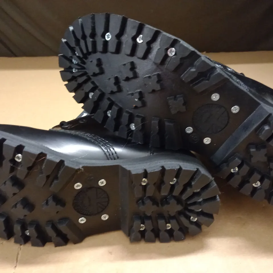PAIR OF UNDERGROUND BLACK METAL TOES BOOTS - 6