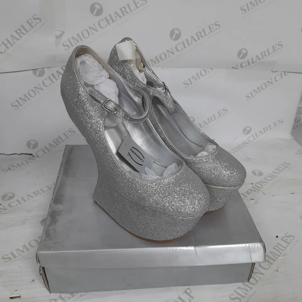 BOXED PAIR OF CASANDRA PLATFORM STRAP SHOE IN SILVER GLITTER SIZE 7