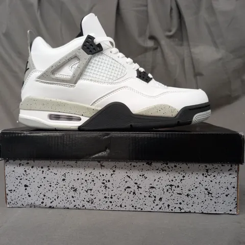 BOXED PAIR OF NIKE AIR JORDAN 4 RETRO SHOES IN WHITE/GREY UK SIZE 8.5