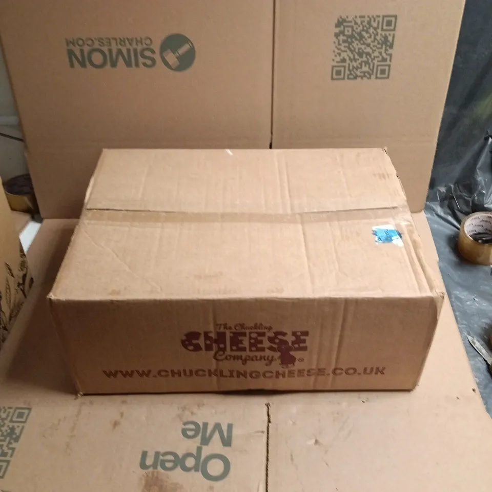 THE CHUCKLING CHEESE COMPANY BOX  - LARGE ASSORTMENT OF FLAVOURED CHEESE