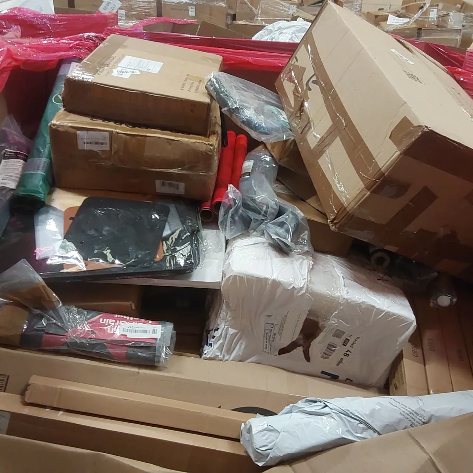 PALLET OF ASSORTED ITEMS INCLUDING: JUICERS, SPOT CLEANER, RIDE-ON SUITCASE, OSCILLATING SPRINKLER, PRESSURE MANAGEMENT CUSHION ECT