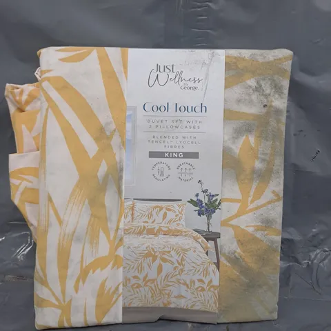 BOX OF APPROXIMATELY 10 ASSORTED BEDDING AND HOUSEHOLD ITEMS TO INCLUDE KING SIZE COOL TOUCH DUVET SET, ETC
