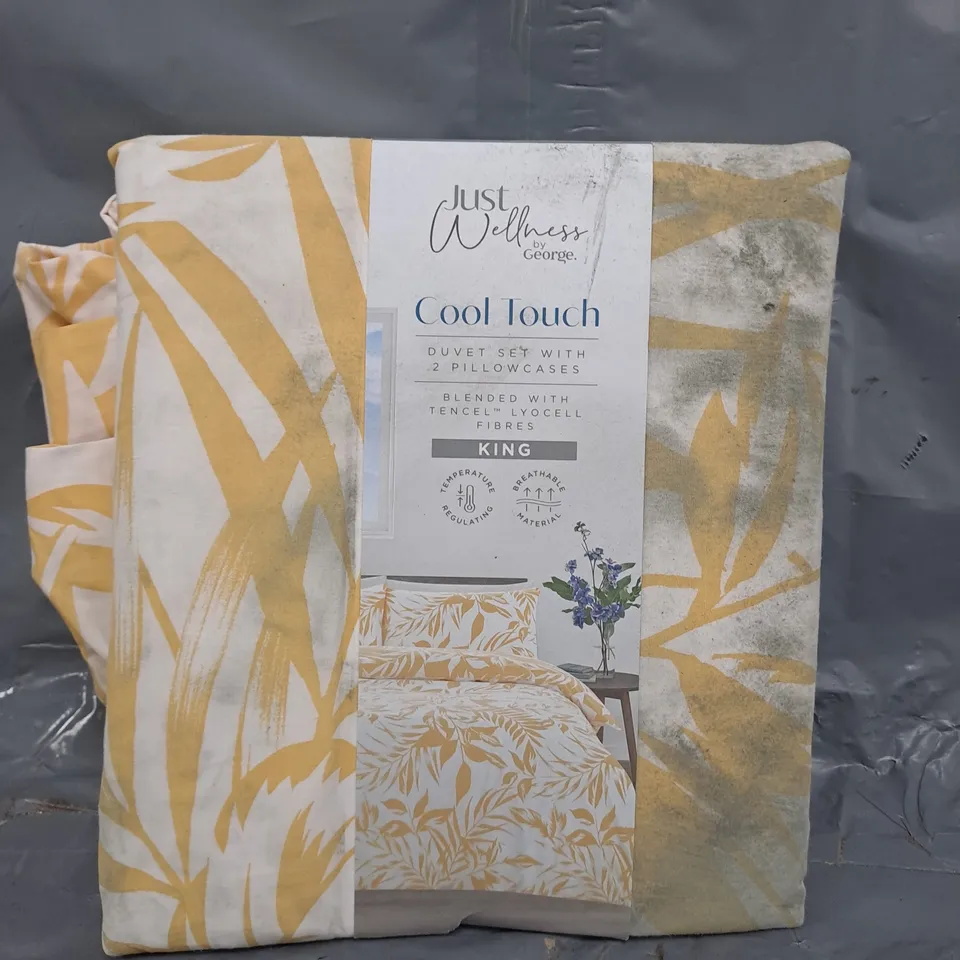 BOX OF APPROXIMATELY 10 ASSORTED BEDDING AND HOUSEHOLD ITEMS TO INCLUDE KING SIZE COOL TOUCH DUVET SET, ETC