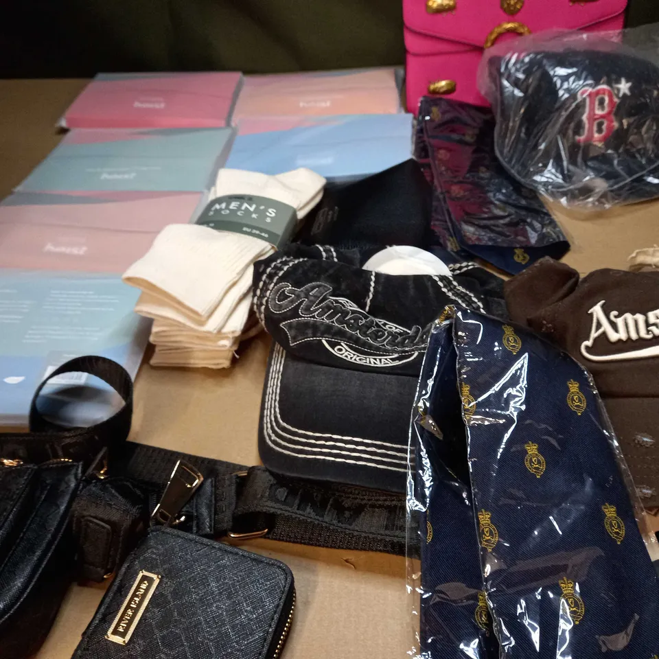 LOT OF APPROX. 20 ASSORTED CLOTHING ACCESSORIES  IN VARYING SIZES/COLOURS/STYLES TO INCLUDE: CAPS, BAGS, TIE'S