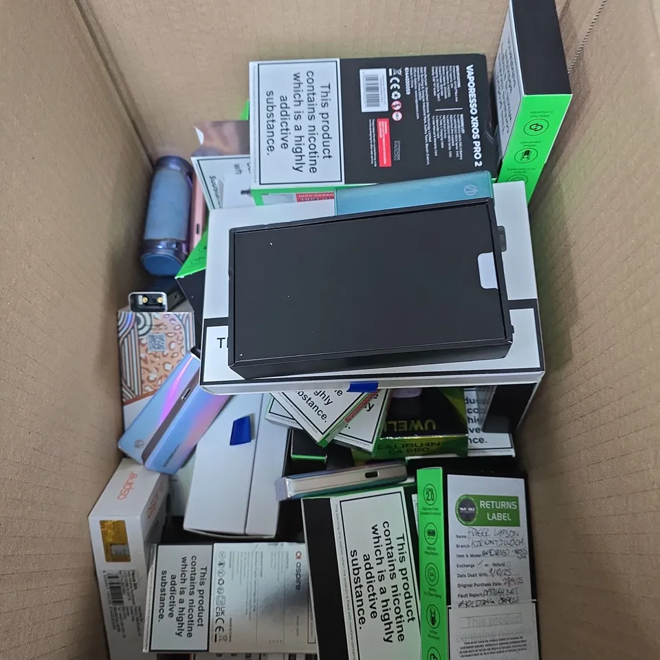APPROXIMATELY 15 ASSORTED E-CIG PRODUCTS AND ACCESSORIES TO INCLUDE VOOPOO, VAPORESSO, GOTEK ETC