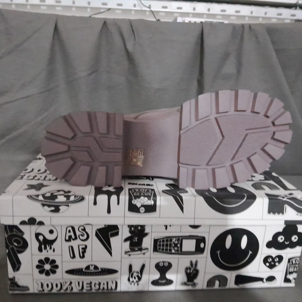 BOXED PAIR OF KOI SIREN BOOTS IN PURPLE SIZE 9 