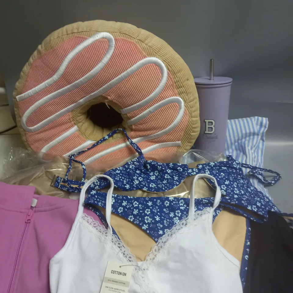 BOX OF APPROXIMATELY 10 ASSORTED HOUSEHOLD/CLOTHING ITEMS TO INCLUDE DONUT PILLOW, BIKINI, JACKET ETC