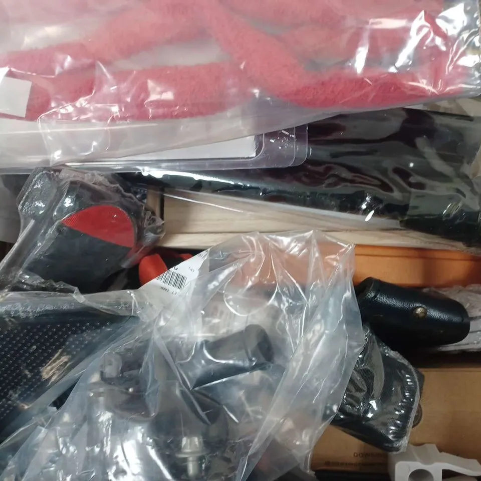 APPROXIMATELY 10 ASSORTED HOUSEHOLD ITEMS TO INCLUDE BIC PACK OF PENS, MAGNETIC PAINT BRUSH HOLDER, ETC