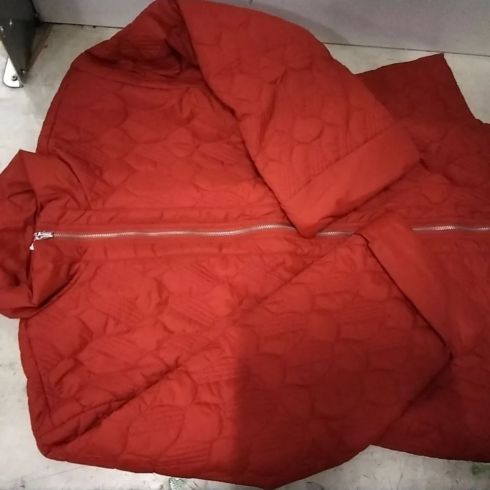 BOX CONTAINING MARLA WAYNE RED JACKET SIZE L X 7 PCS 