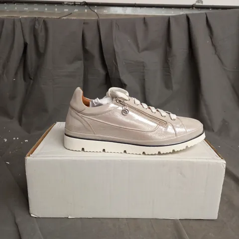 BOXED MODA IN PELLE ARIELA TRAINER SIZE 7