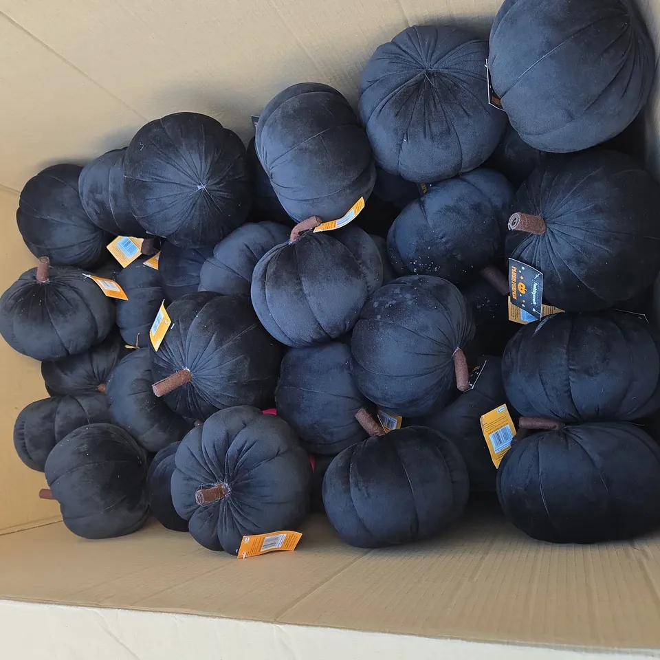 BOX OF APPROXIMATELY 70 HOBBYCRAFT PLUSH PUMPKIN DECORATIONS – BLACK VELVET PUMPKINS