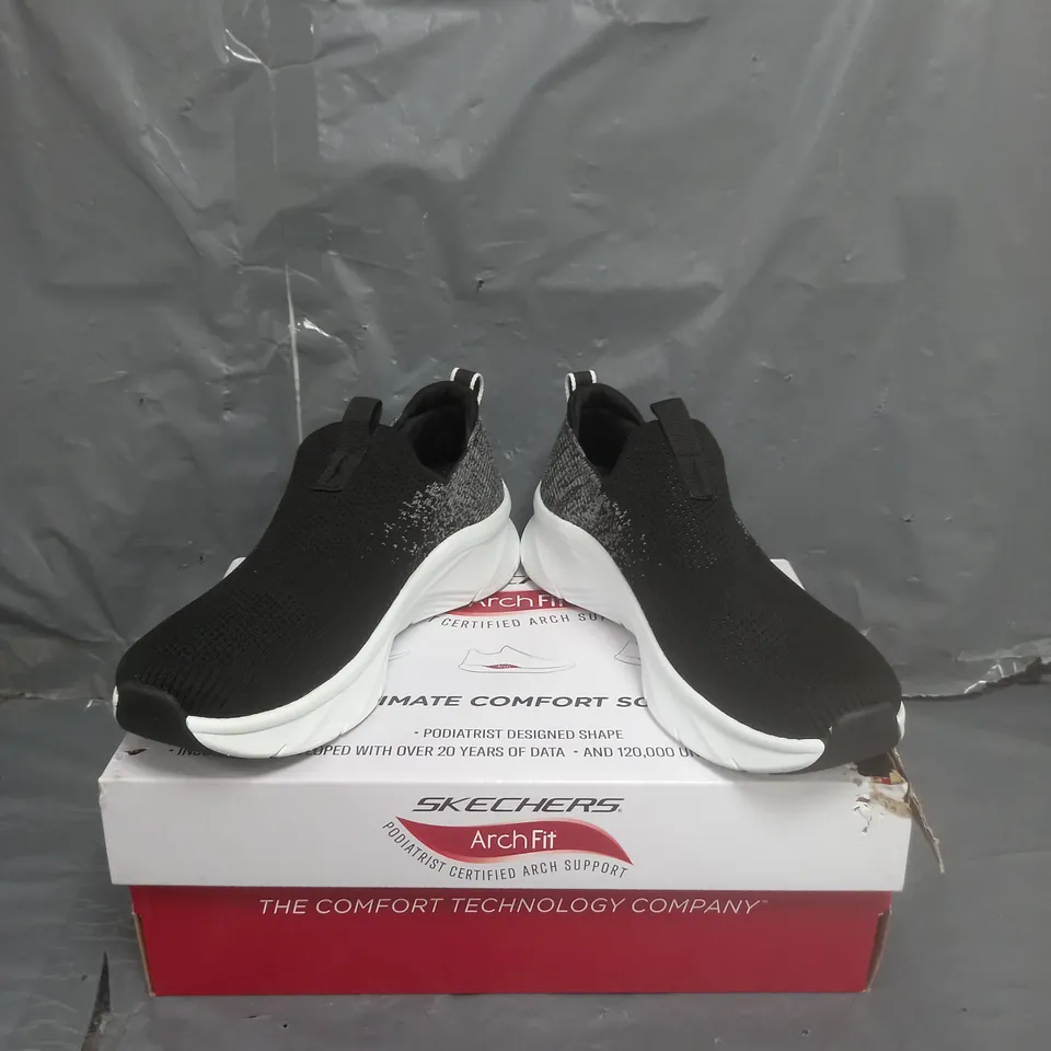 SKECHERS ARCH FIT D LUX TRAINERS BLACK SIZE 5