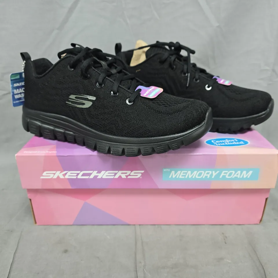 BOXED PAIR OF SKECHERS SHOES IN BLACK SIZE UK 7