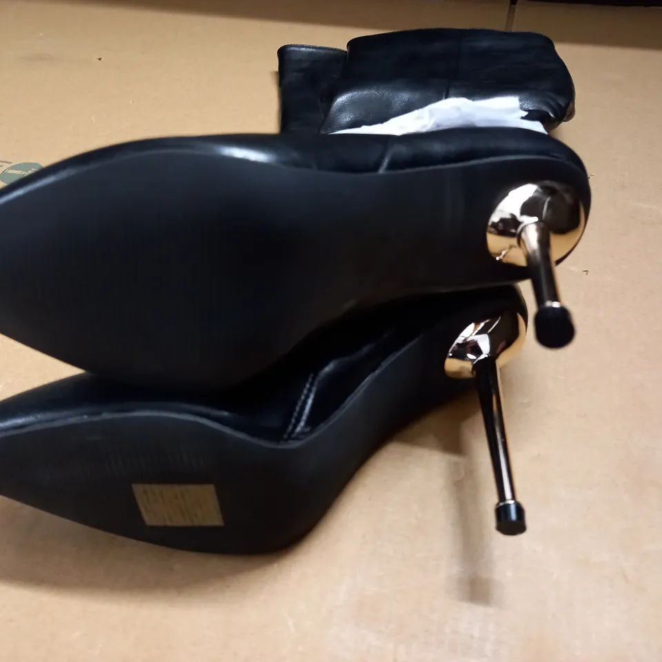 PAIR OF STEPHAN HEELED HIGH BOOTS IN BLACK - 37