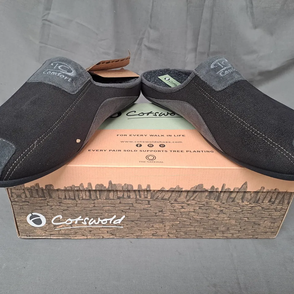 BOXED PAIR OF COTSWOLD WESTWELL SLIPPERS IN BLACK EU SIZE 45
