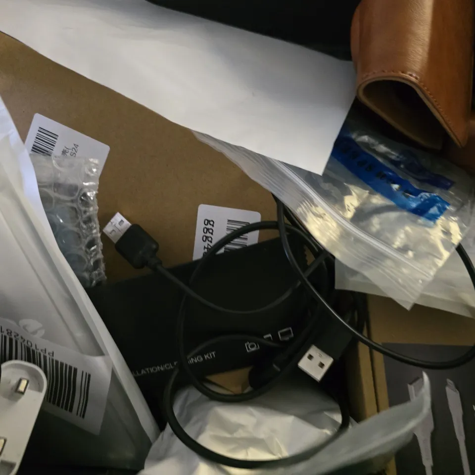 APPROXIMATELY 12 ASSORTED ITEMS TO INCLUDE - LOS ANGLES 5000 MAH , VELUX POWER BANK , PHONE CASES ETC