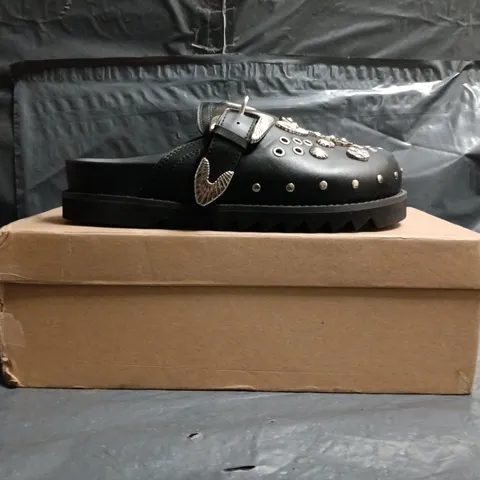 BOXED PAIR OF UNBRANDED BUCKLE SHOES IN BLACK W. ASSORTED STUD DETAIL SIZE EU 42