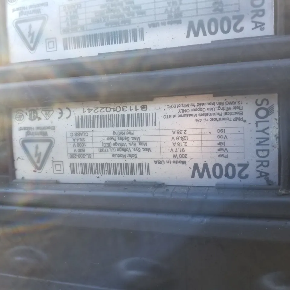 PALLET CONTAINING APPROXIMATELY 32 SOLYNDRA SOLAR PANELS