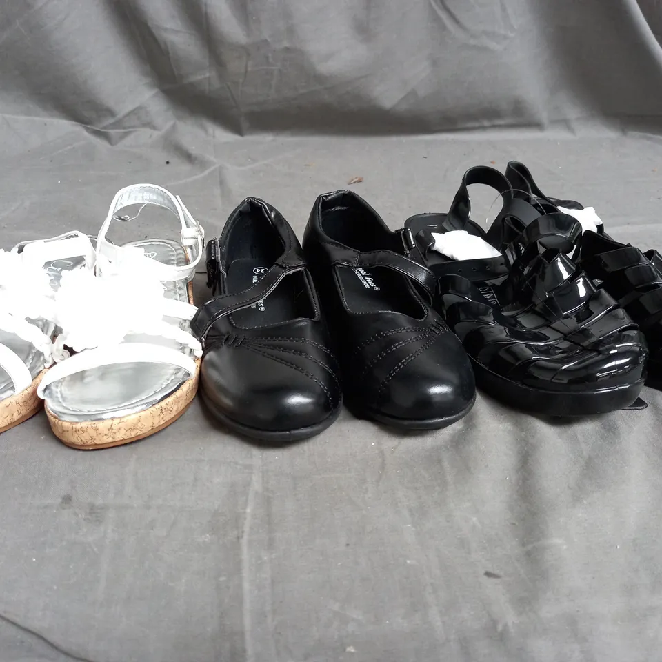 APPROXIMATELY 12 ASSORTED KIDS PAIRS OF SHOES IN VARIOUS COLOURS, STYLES, AND SIZES