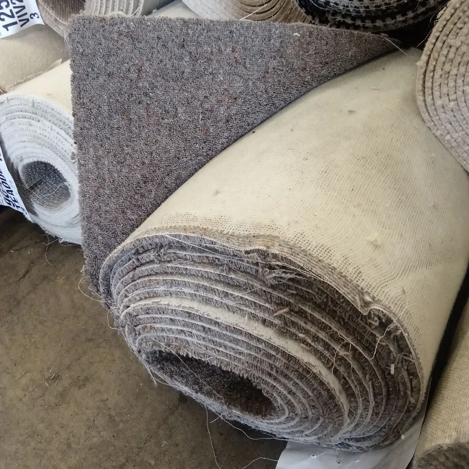 ROLL OF QUALITY DIM BERBER JURASSIC COAST CARPET // APPROX SIZE: 9.17 x 5m