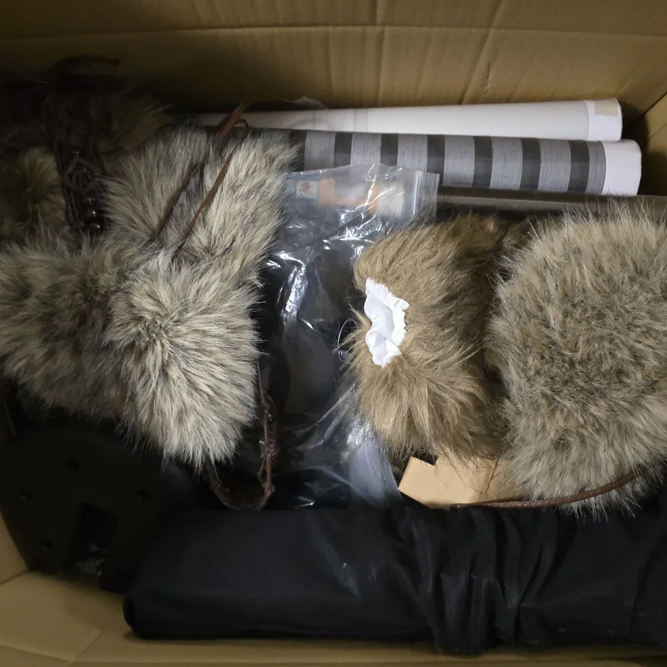 APPROXIMATELY 20 ASSORTED HOUSEHOLD PRODUCTS TO INCLUDE MATTE WHITE PAPER, WALLPAPER, WREATH, ETC - COLLECTION ONLY