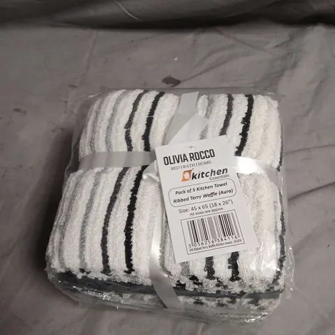 BOX OF ASSORTED HOUSEHOLD ITEMS INCLUDING PACK OF 5 KITCHEN TOWELS AND NON SLIP TRAY