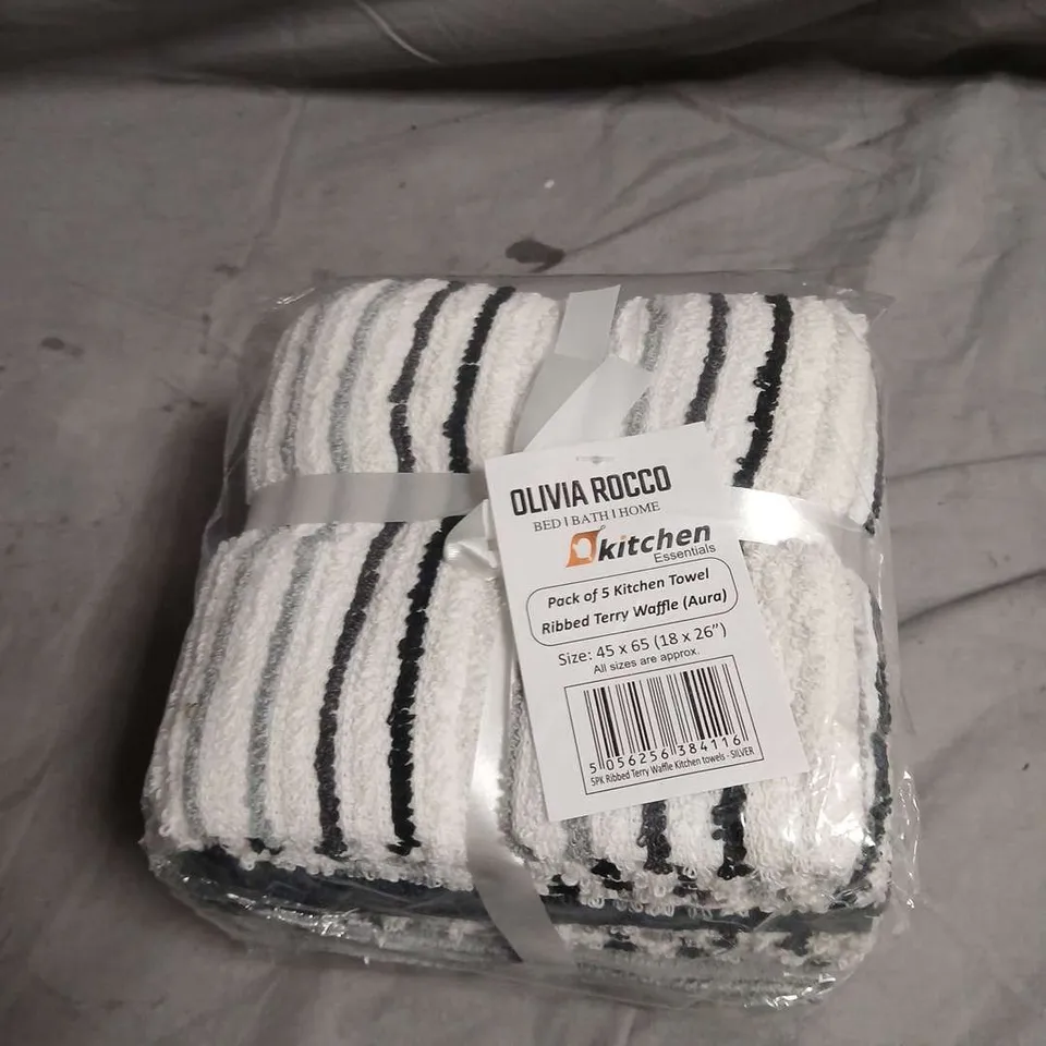 BOX OF ASSORTED HOUSEHOLD ITEMS INCLUDING PACK OF 5 KITCHEN TOWELS AND NON SLIP TRAY