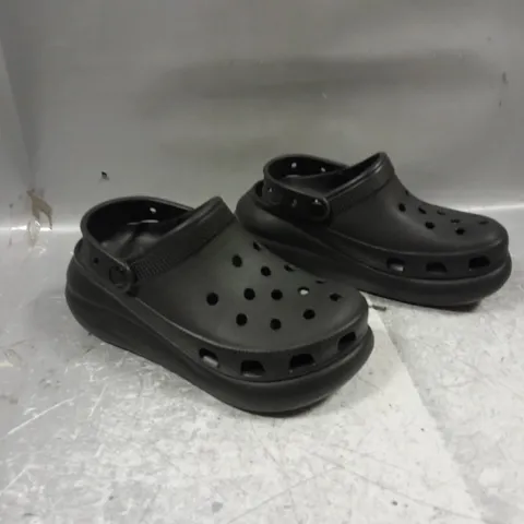 UNBAGGED PAIR OF CROCS BLACK RAISED CLOG M6 W8
