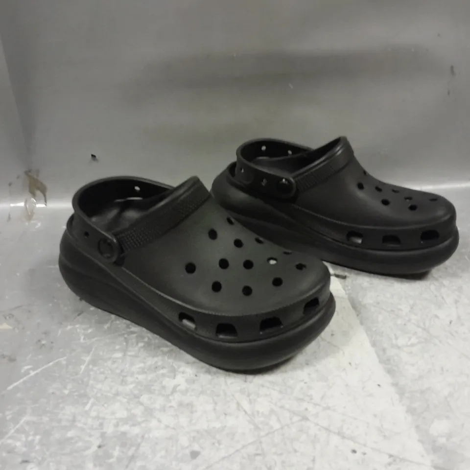 UNBAGGED PAIR OF CROCS BLACK RAISED CLOG M6 W8 