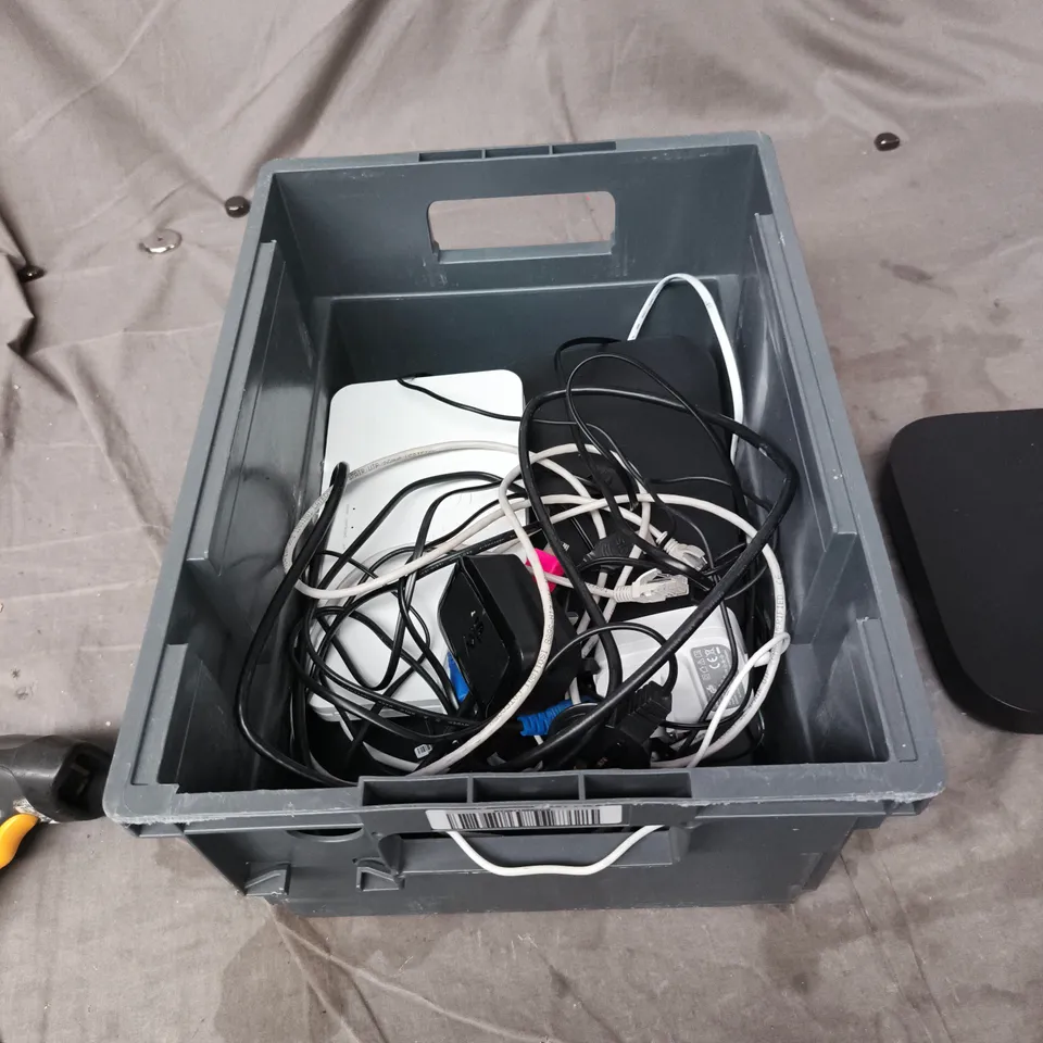 TOTE OF APPROXIMATELY 7 ASSORTED ITEMS TO INCLUDE: SKY ROUTER 