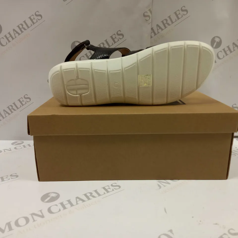 BOXED PAIR OF CUSHION WALK ONE TOUCH CLOSE SANDALS IN BLACK - SIZE 6 