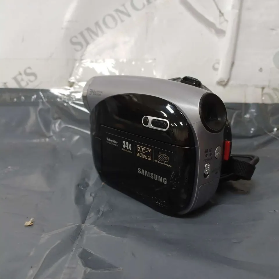 SAMSUNG DIGITALCAM RWR 34X OPTICAL ZOOM WITH CASE AND BATTERY PACKS 