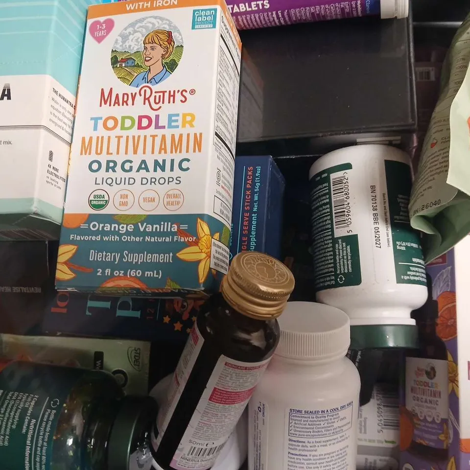 APPROXIMATELY 15 ASSORTED HEALTH AND VITAMIN PRODUCTS TO INCLUDE SCULPTIQUE, JUST BEE, ETC - COLLECTION ONLY