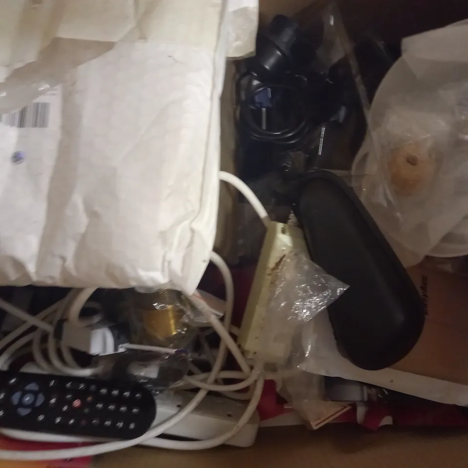 BOX OF APPROXIMATELY 20 HOUSEHOLD ITEMS TO INCLUDE CAR CHARGER, IPHONE X COVER, ETC - COLLECTION ONLY