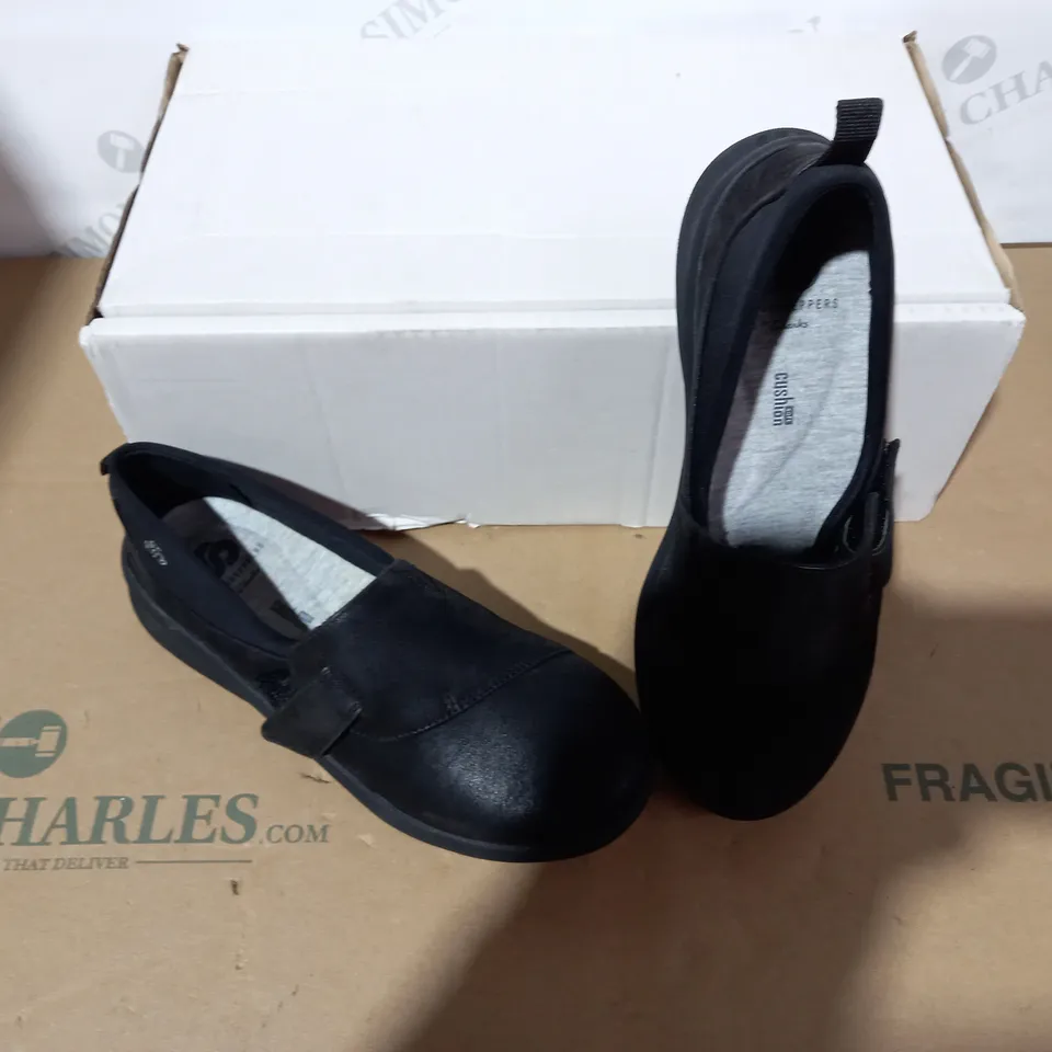 PAIR OF CLOUD STEPPERS BY CLARKS BLACK SHOES SIZE 3D