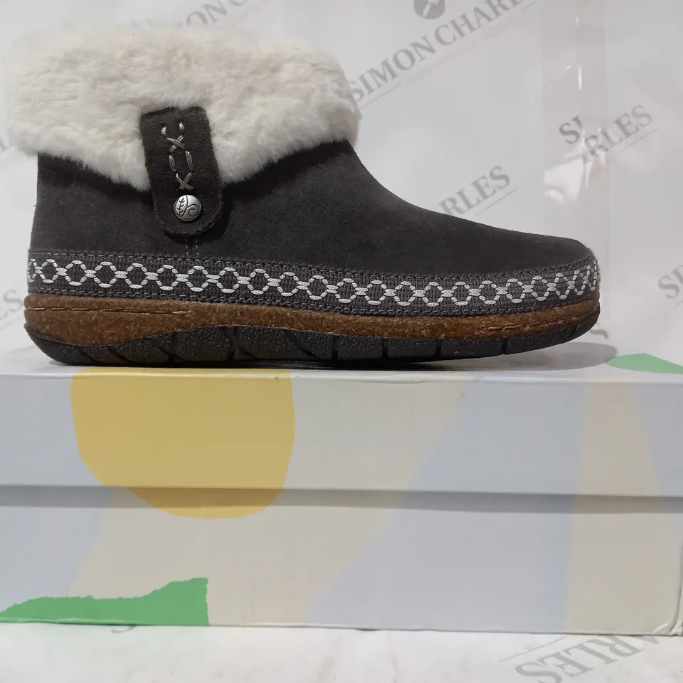 BOXED PAIR OF EARTH ORIGINS EMMALYN BOOTIES IN GREY UK SIZE 5