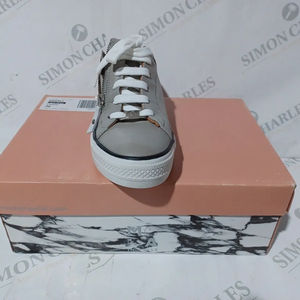 BOXED PAIR OF MODA IN PELLE LIGHT GRAY LEATHER FIZZALI TRAINERS - SIZE 3
