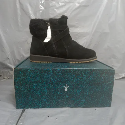 EMU AUSTRALIA MERAK WATER RESISTANT SUEDE BOOTS BLACK SIZE 7